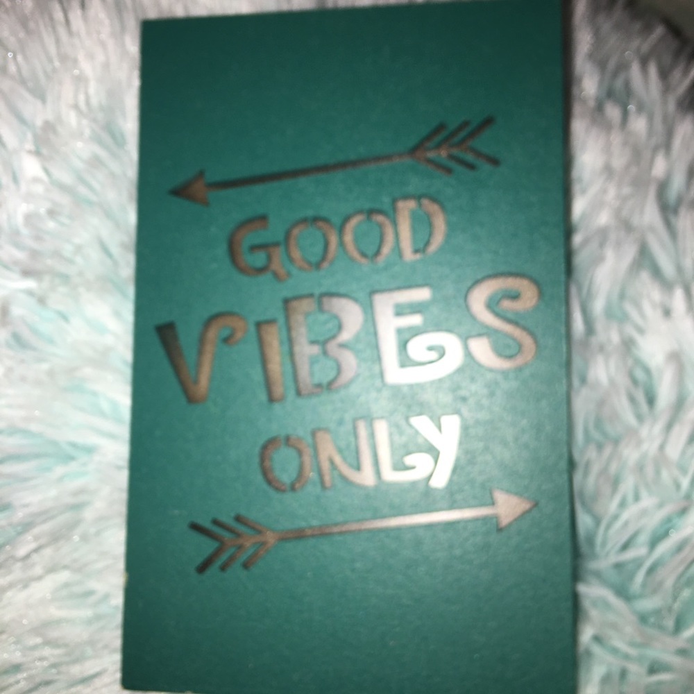 “Good Vibes Only” Light.🤍
